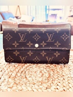 Louis Vuitton, beautiful vintage monogram sarah wallet made France 1998